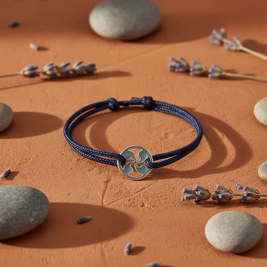 Bracelet cordon bleu marine croix basque fond nature - L'Atelier d'Elya