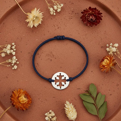 Bracelet cordon bleu marine croix occitane flat lay - L'Atelier d'Elya