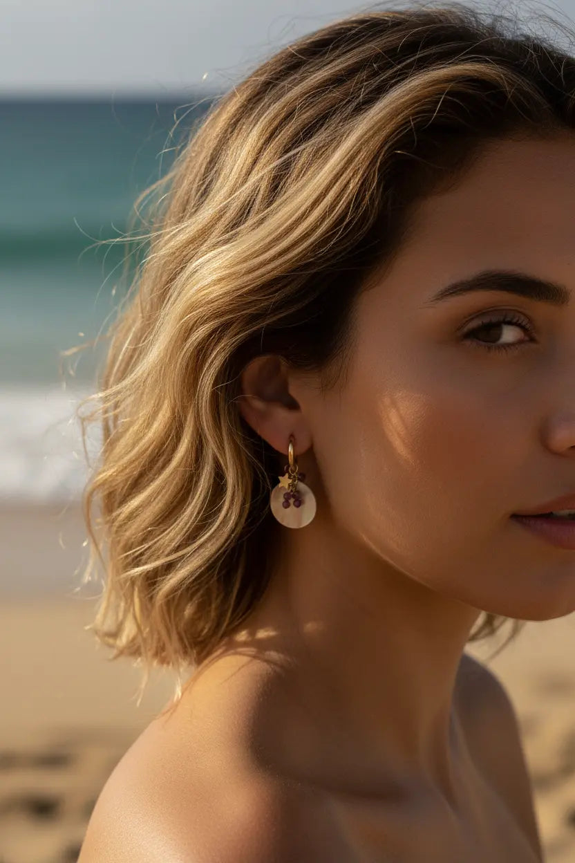 Boucles AURA portées par une jeune femme style mer