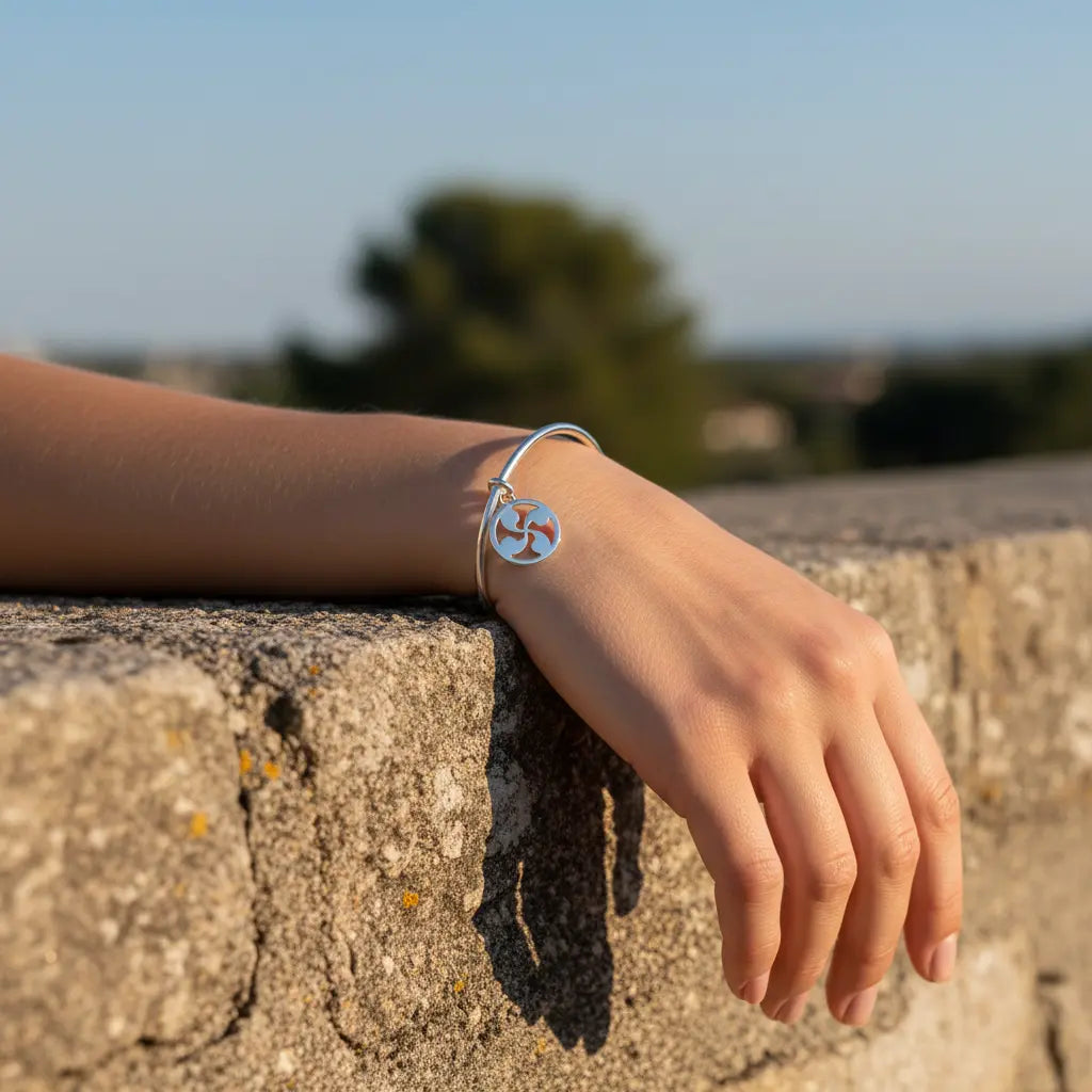 Bracelet jonc croix basque femme lifestyle - L'Atelier d'Elya